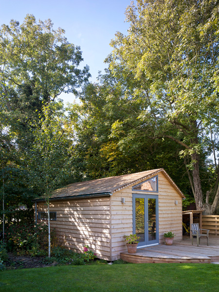 Garden Office / Gallery / Den external perspective clad in larch wood