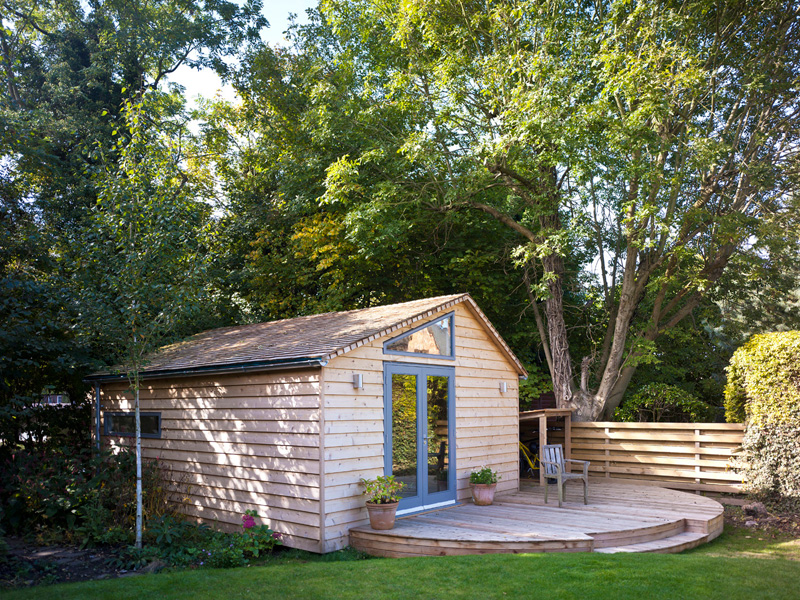 Garden Office / Gallery / Den external perspective clad in larch wood